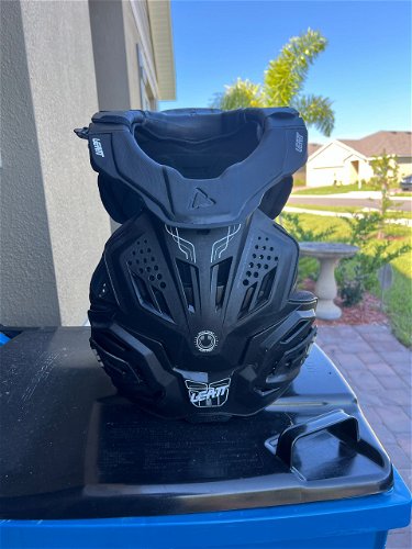 Leatt Fusion 3.0 S/M with integrated neck brace. 