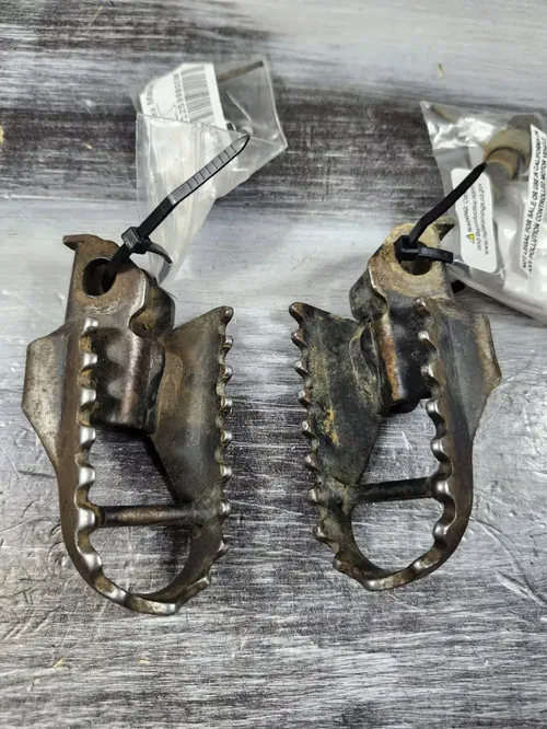 2003 - 2019 Suzuki DRZ125 Right Left Foot Peg Rest DRZ125L 43550-03B00-019