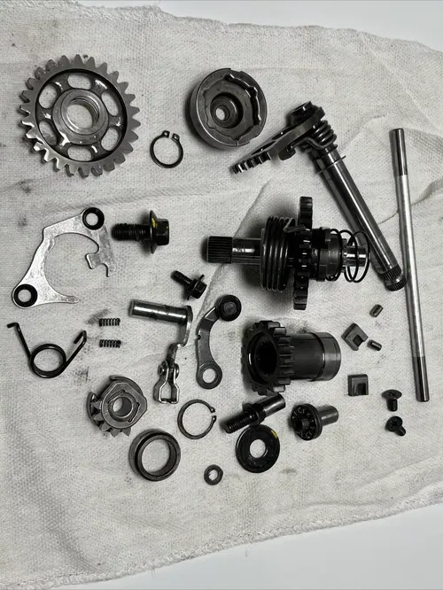 2001 suzuki rm125 Miscellaneous Engine Crankcase Parts /shift Shaft / Kick Start