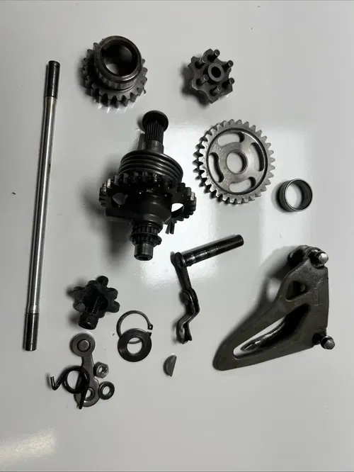 2001 kawasaki kx125 Miscellaneous Engine Case Parts/ Lower End / Kick Start Gear