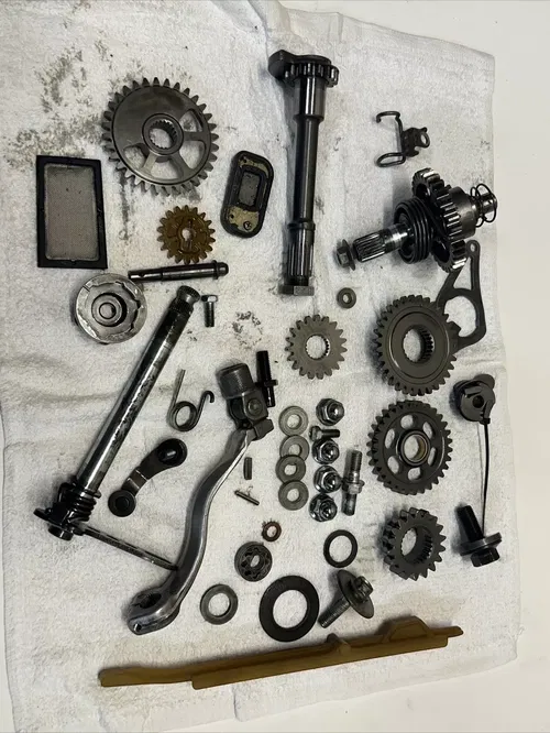 2006 honda crf250r Miscellaneous Engine Case Parts 3