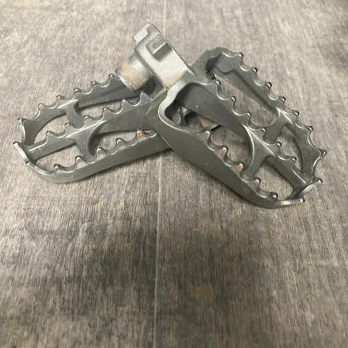 Yamaha Foot pegs MX Locker