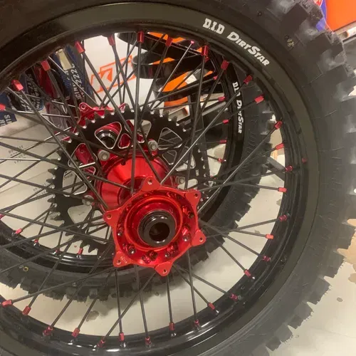 D.I.D Dirtstar Rim With Haan Red Hubs 