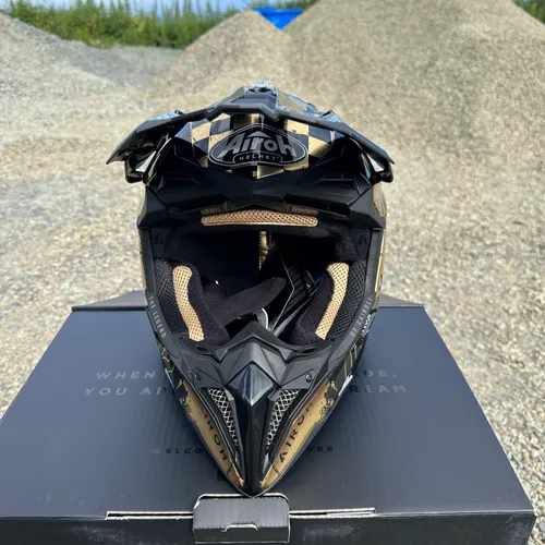 AIROH AVIATOR 3 Motorradhelm – Carbon, ECE 22.06, Mit Magnetfutter & Hydrationssystem