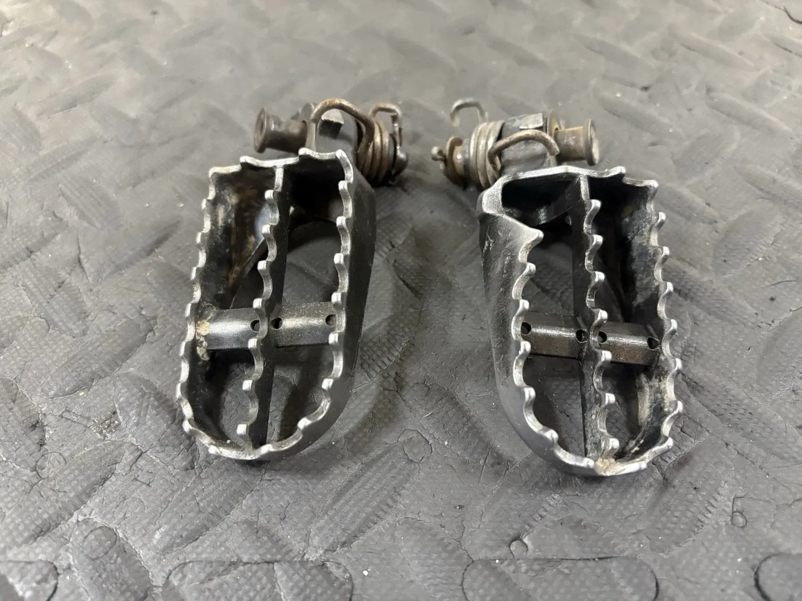 98 1997-2004 YAMAHA YZ125 YZ250 YZ400F OEM FOOT PEGS FOOT RESTS LEFT RIGHT PEG