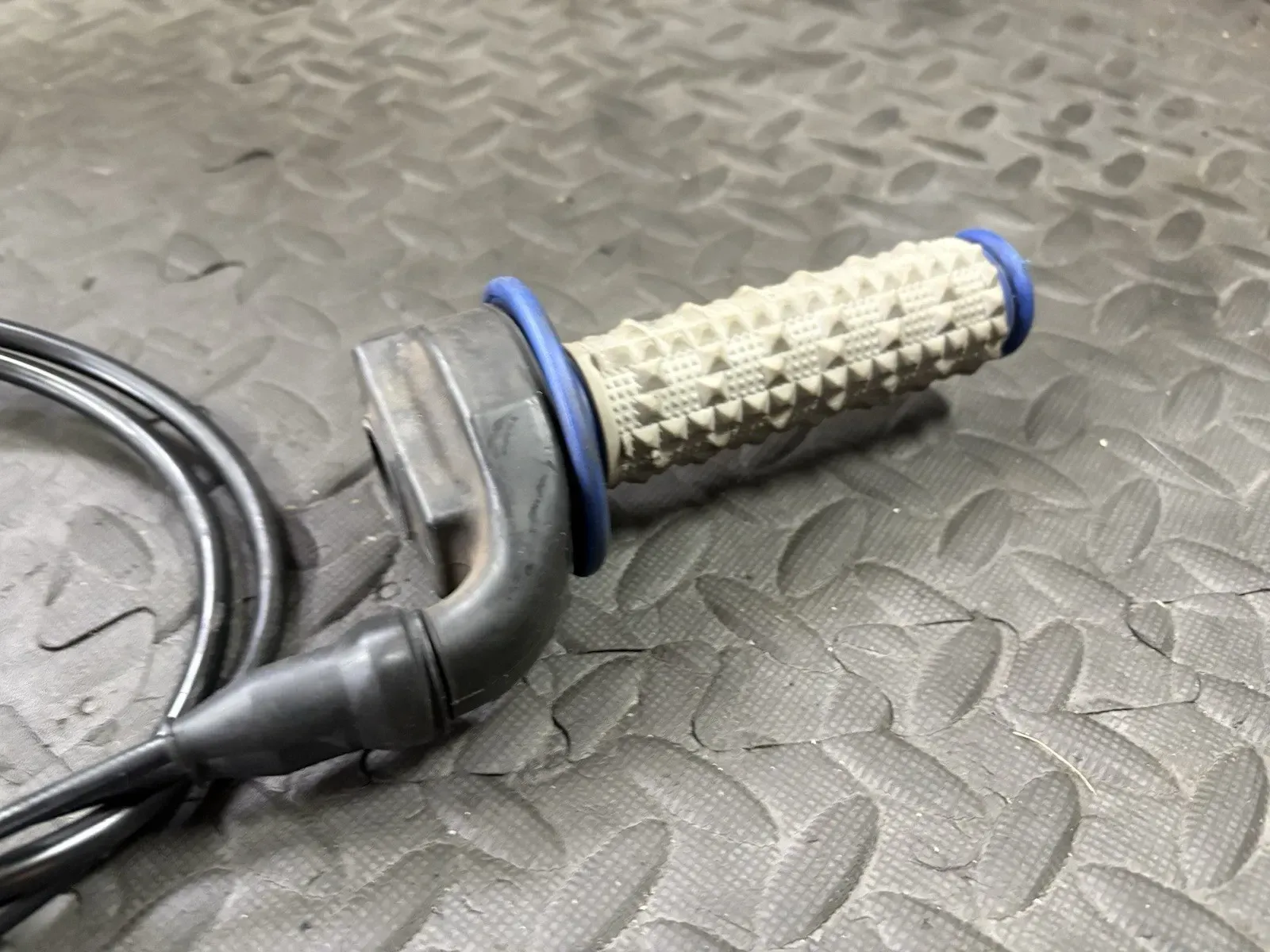 2014 14 YAMAHA YZ450F OEM THROTTLE CABLE GRIP HOUSING ASSY 1SL-26240-00-00