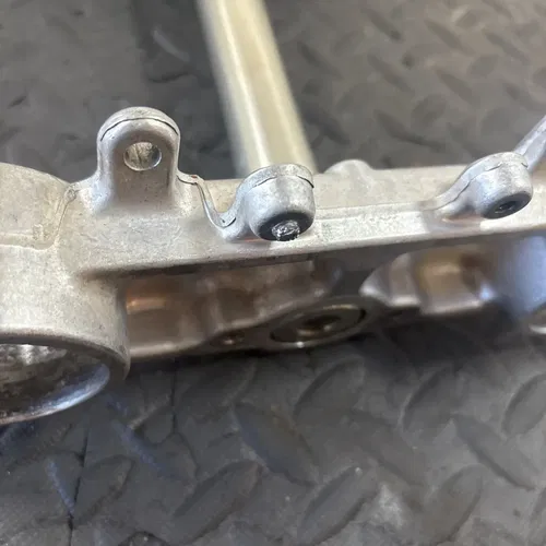 1998 99 YAMAHA YZ400F 96-99 YZ125 YZ250 OEM TRIPLE TREE STEERING STEM CLAMPS