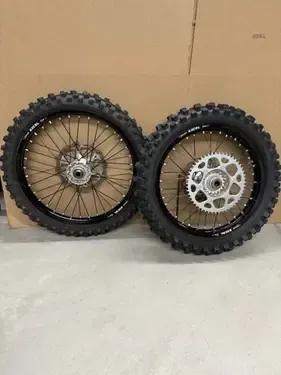 Dirt bike wheel set