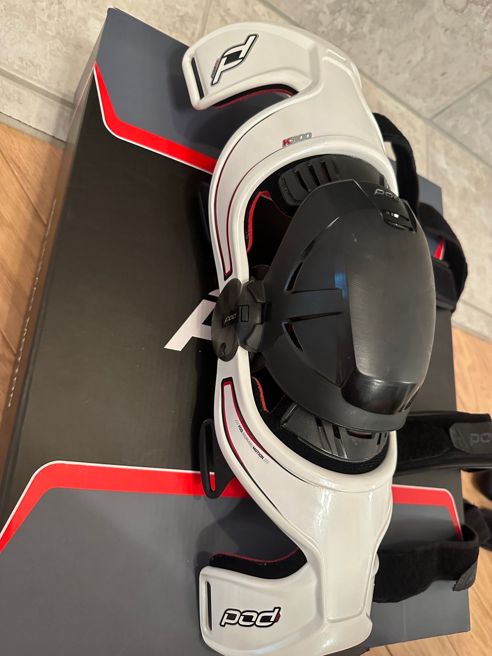 POD - K300 White/Red Knee Brace