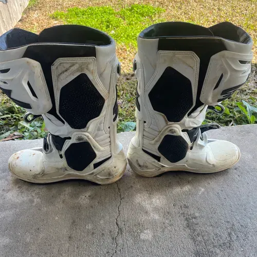 Lightly Used Alpinestars Tech 10. Size 9
