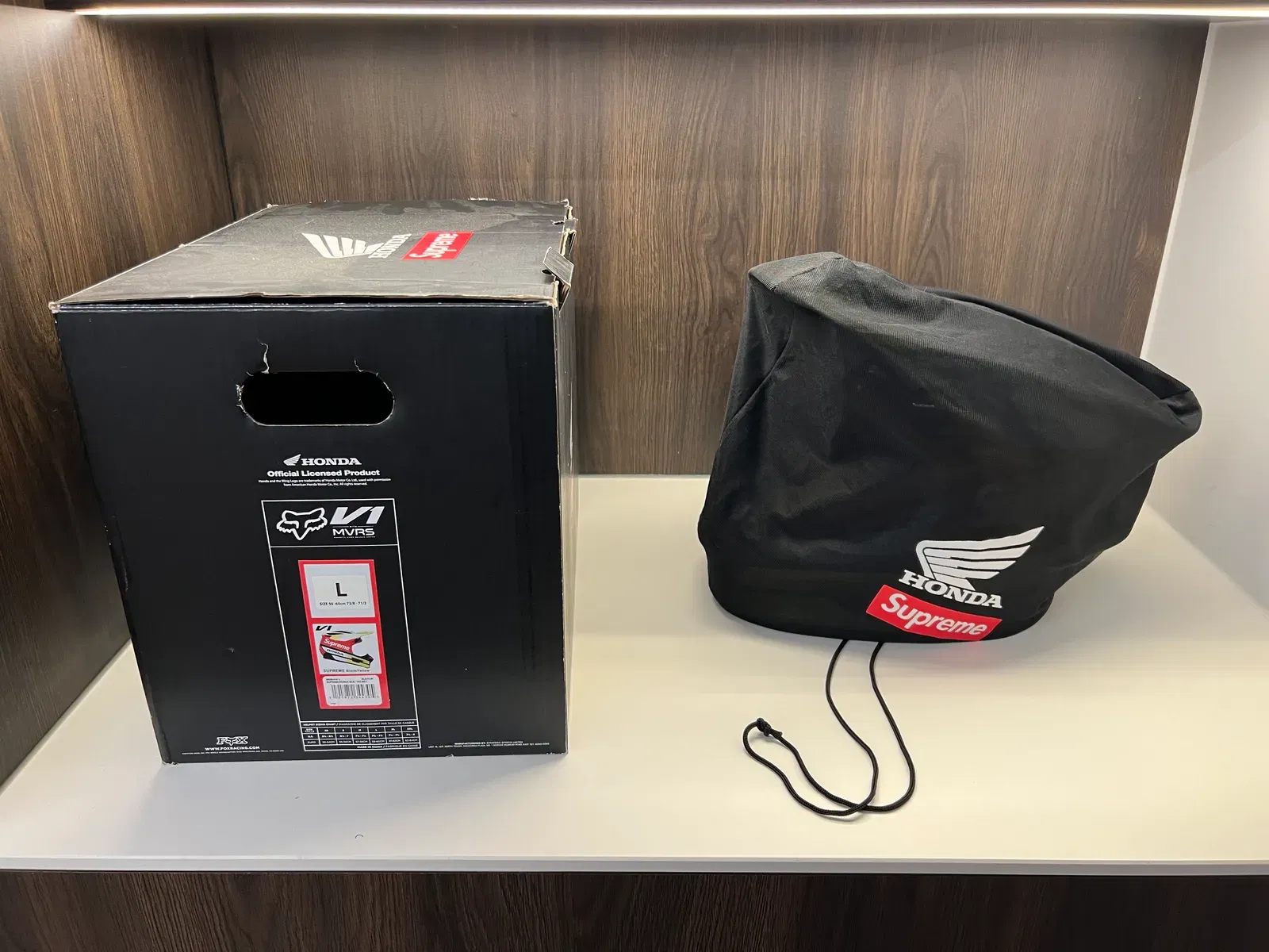 Supreme x Honda x Fox Racing V1 helmet size L brand new Supreme x Honda x Fox Racing V1 helmet size L brand new