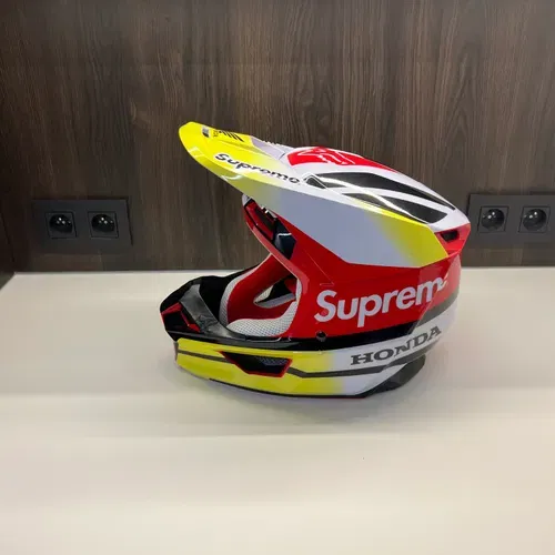 Supreme x Honda x Fox Racing V1 helmet size L brand new