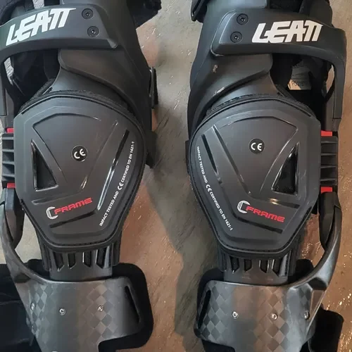 LEATT Knee Braces C-Frame Pro Carbon S/M