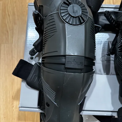Mobius X8 Knee Braces In Storm Grey Size Small