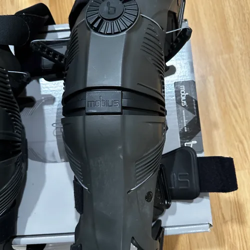 Mobius X8 Knee Braces In Storm Grey Size Small