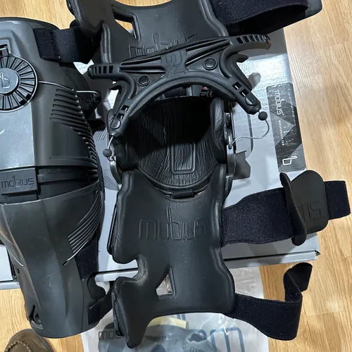 Mobius X8 Knee Braces In Storm Grey Size Small