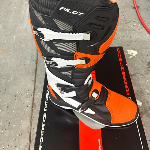 Forma Pilot Size 13 