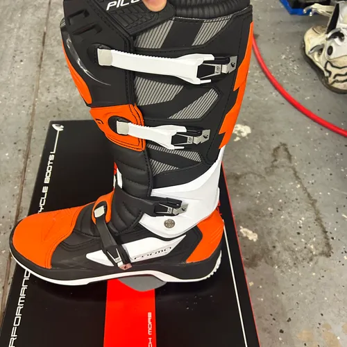 Forma Pilot Size 13 