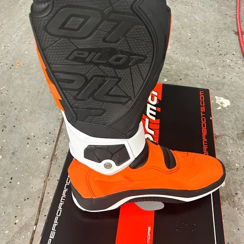 Forma Pilot Size 13 
