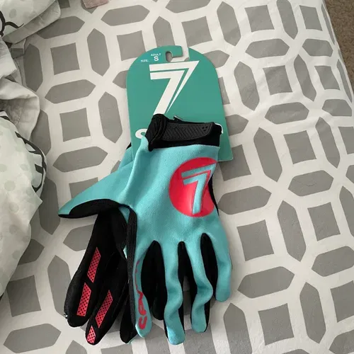 Seven ANNEX 7 DOT GLOVE