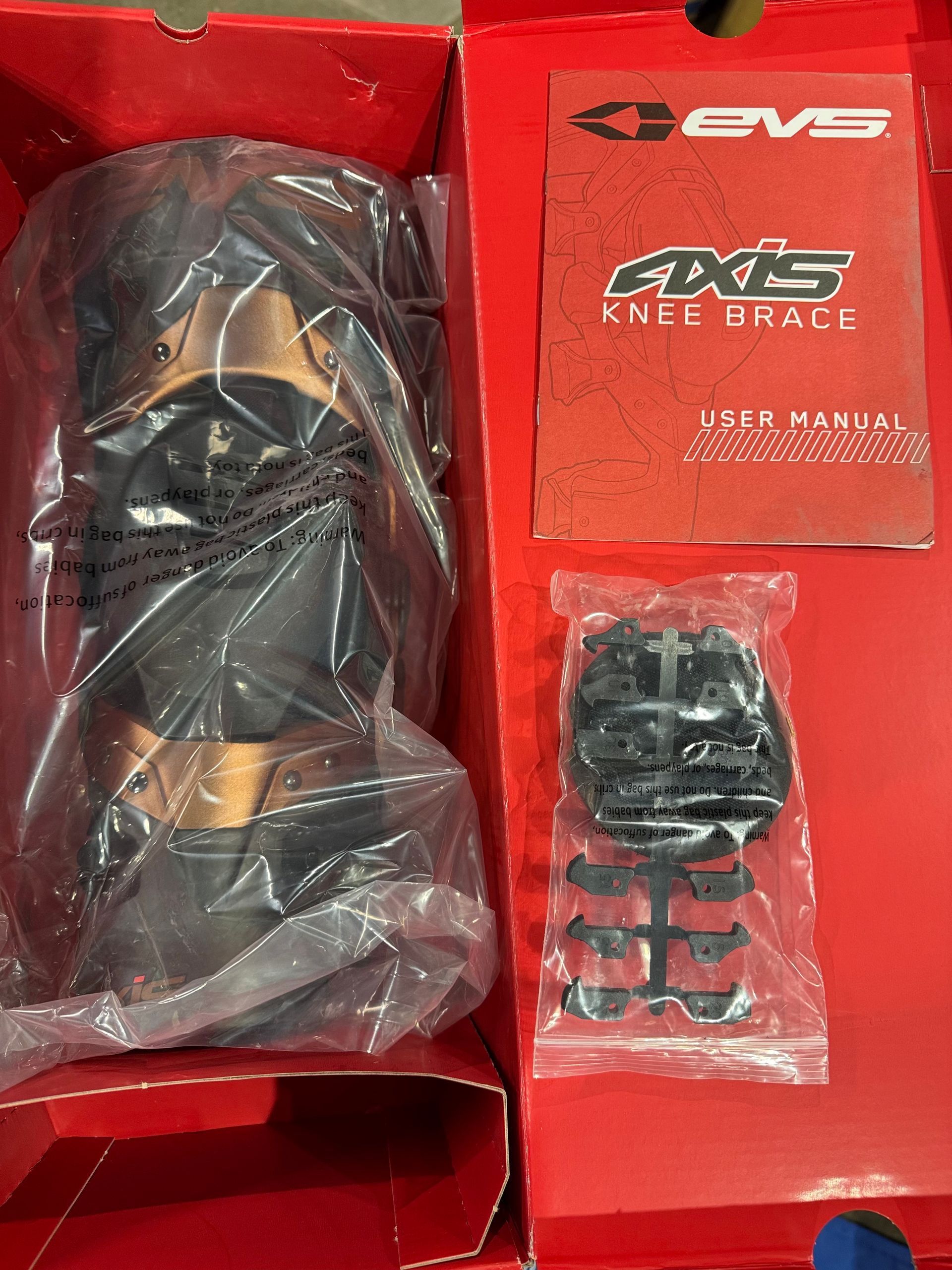 EVS Axis Pro Carbon
Knee Brace--Medium Set