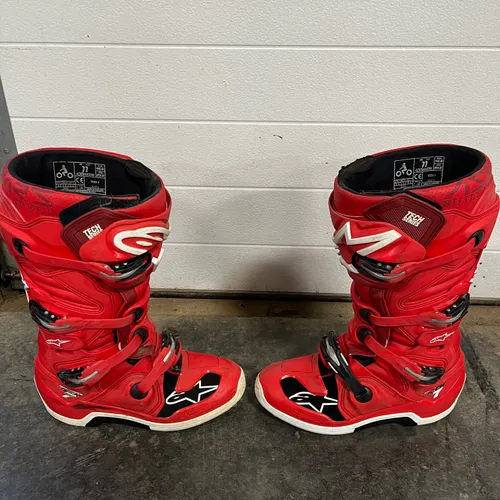 Tech 7 - Red