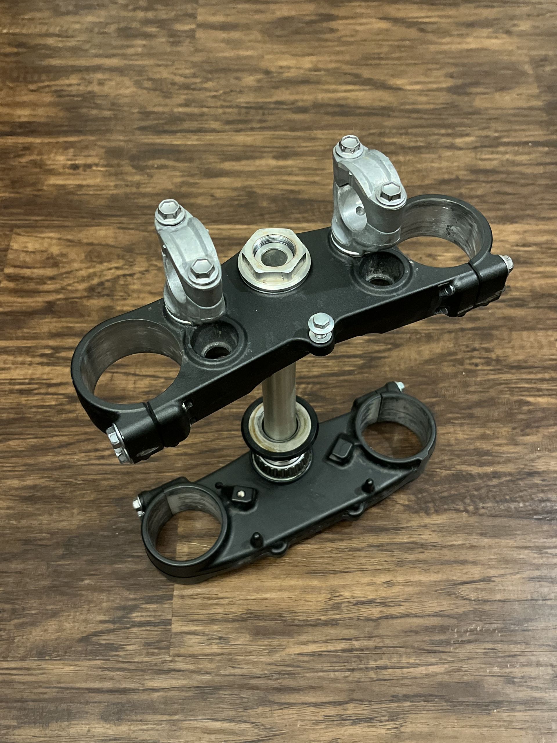 2025 YZ250F YZ450F OEM Triple Clamps Top Bottom Clamp W/ Mounts -B2W-23435-00-00