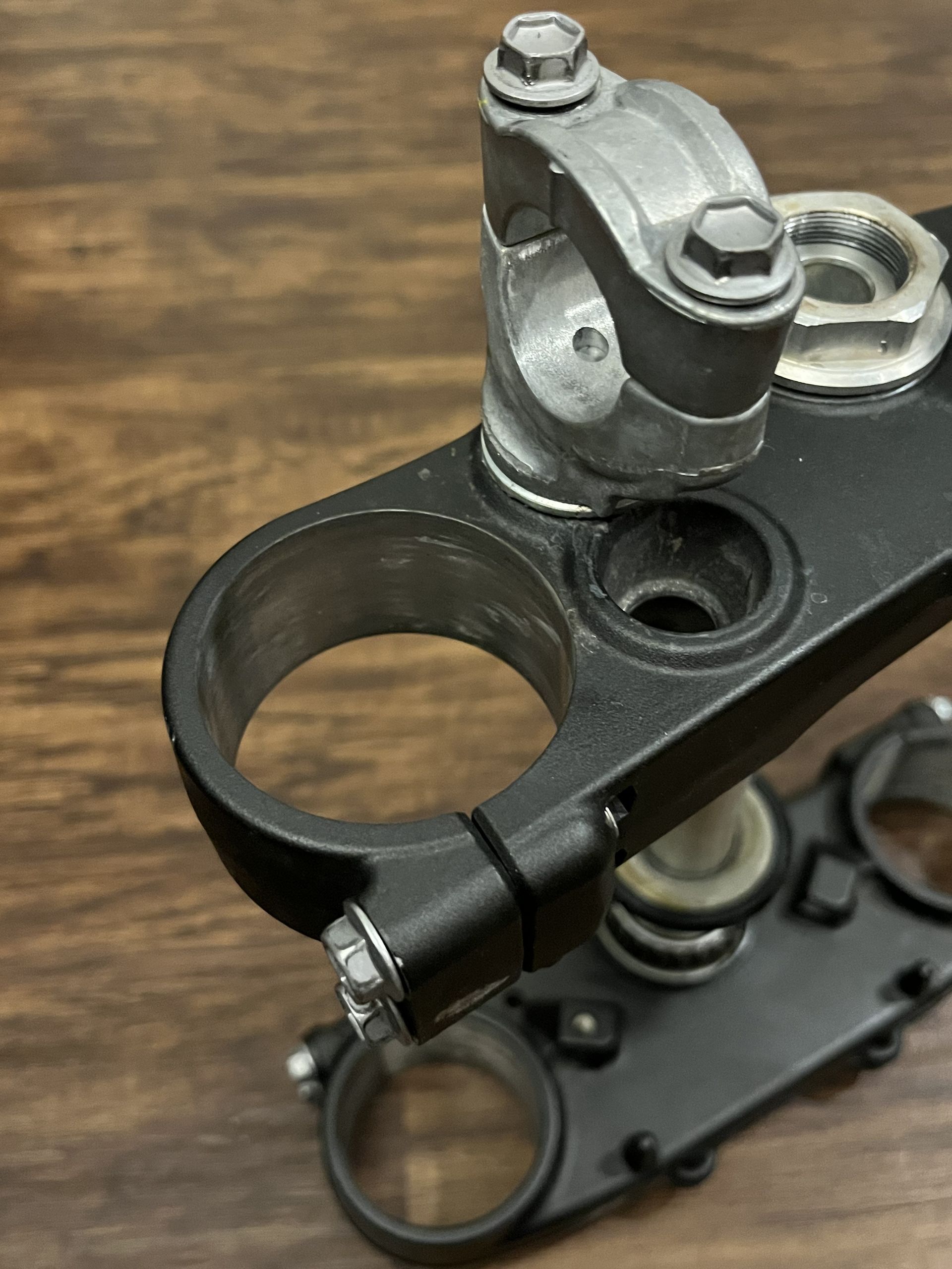 2025 YZ250F YZ450F OEM Triple Clamps Top Bottom Clamp W/ Mounts -B2W-23435-00-00