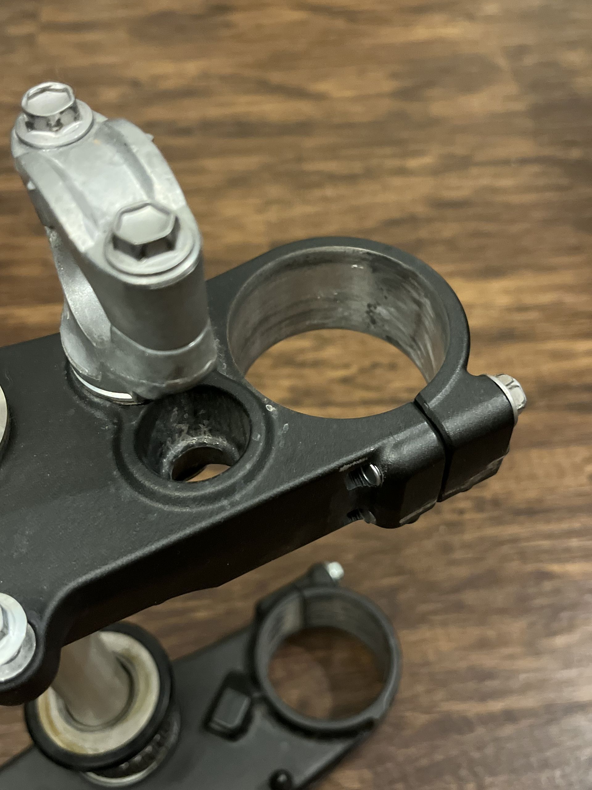 2025 YZ250F YZ450F OEM Triple Clamps Top Bottom Clamp W/ Mounts -B2W-23435-00-00