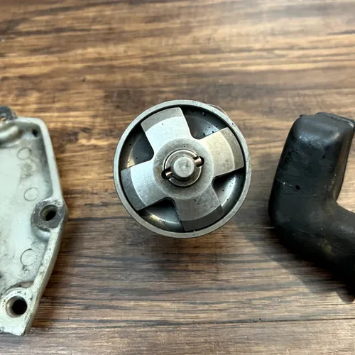 99-02 KX125 OEM Powervalve Arm / Cover / Governor 