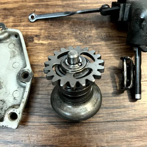 99-02 KX125 OEM Powervalve Arm / Cover / Governor 