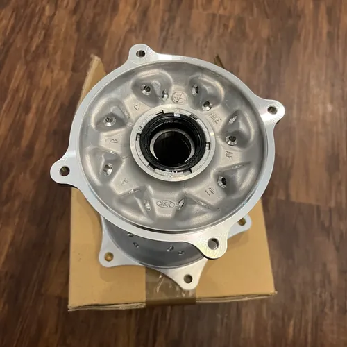 CNC Front Wheel Hub For Honda CRF250R / CRF450R / CRF250RX / CRF450RX – 2004-2022 – Red – Tarazon