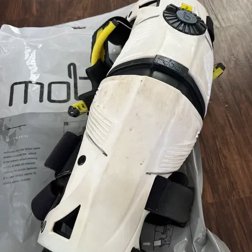 Mobius X8 Knee Braces - White Medium 