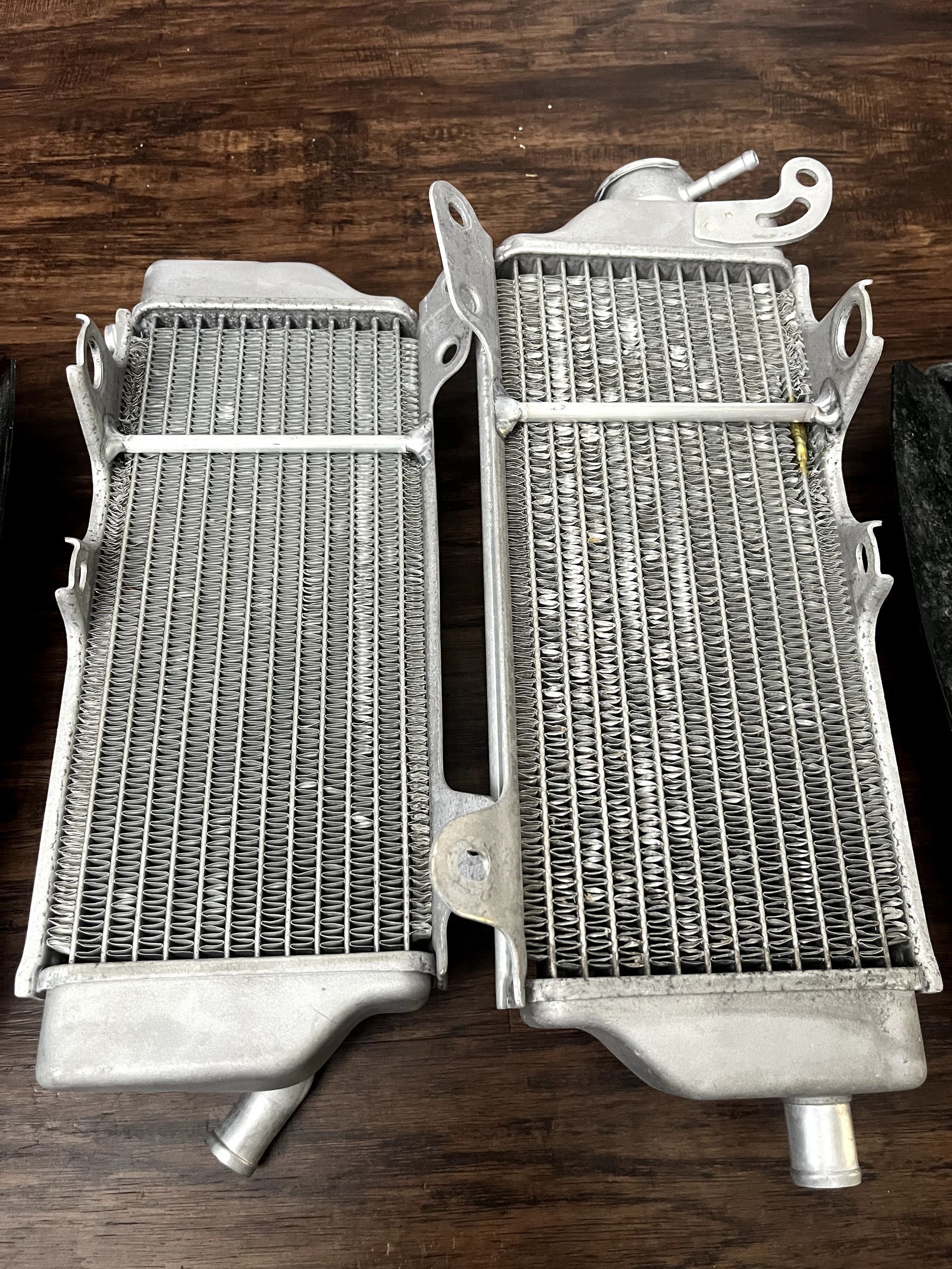 YZ250F YZ450F OEM Right Left Side Radiators W/ Radiator Louvers and Bar Support
