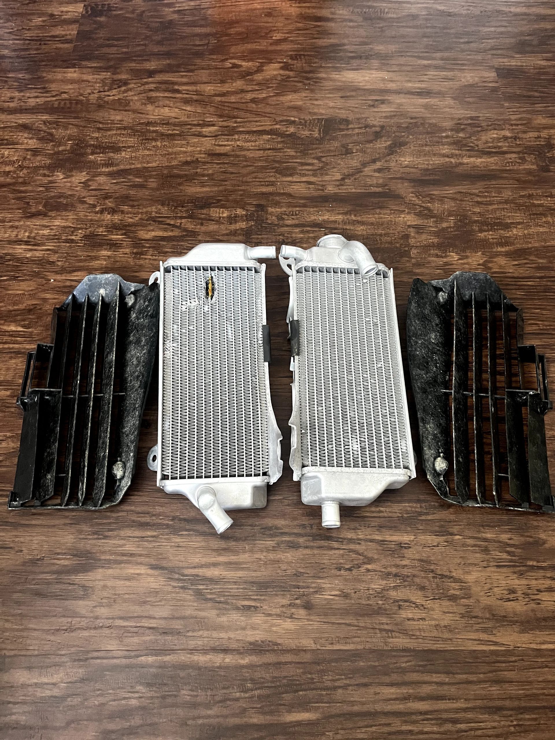 YZ250F YZ450F OEM Right Left Side Radiators W/ Radiator Louvers and Bar Support