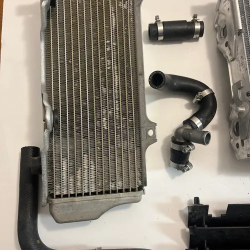 18-25 Suzuki RMZ250 RMZ450 OEM Left Right Radiator Radiators W/ Hoses / Louvers 