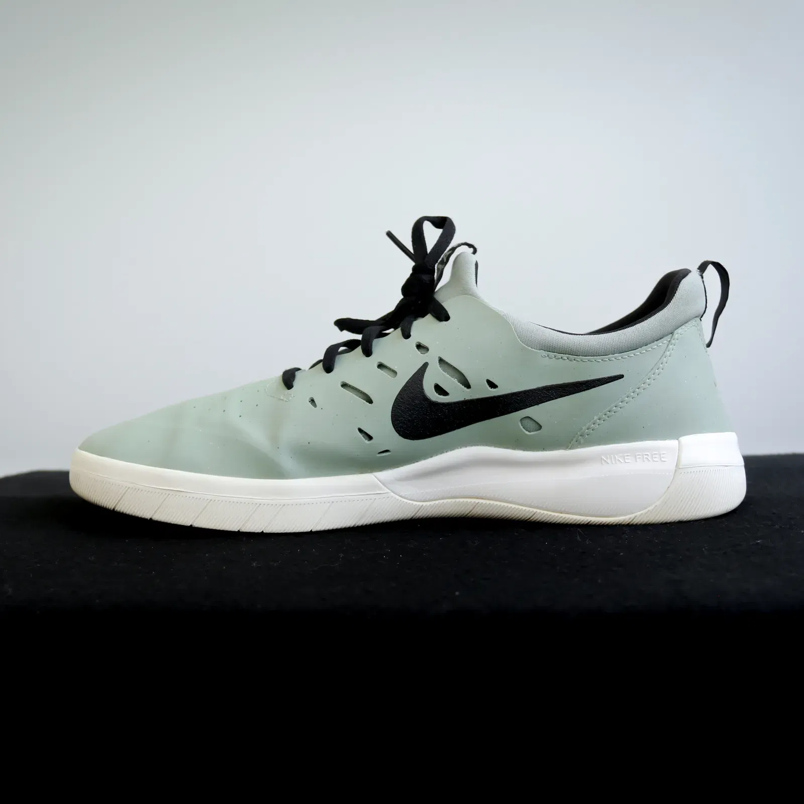 Nike sb nyjah free jade horizon  and  white skate shoes hotsell