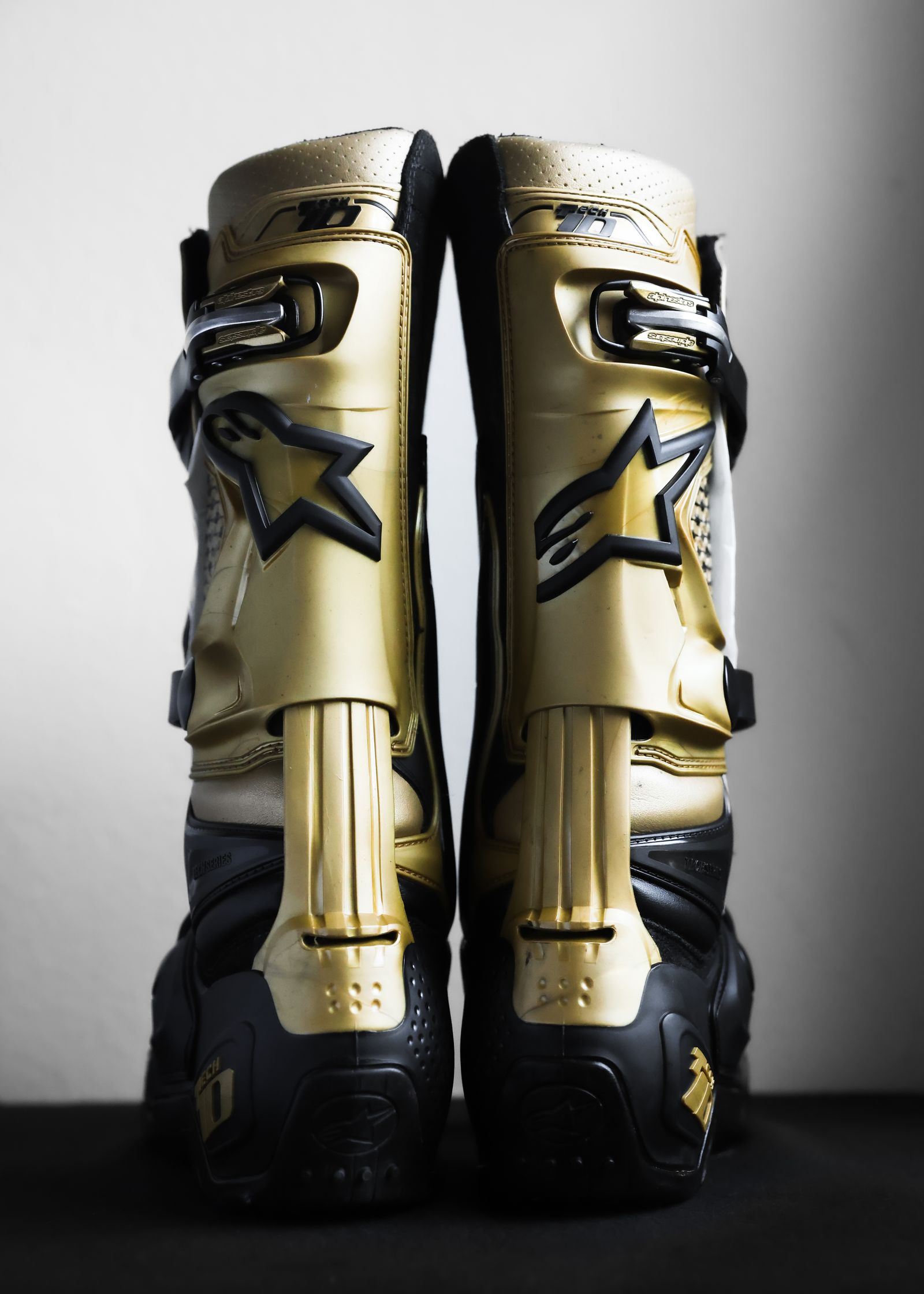 Alpinestars tech 10 black and gold sales