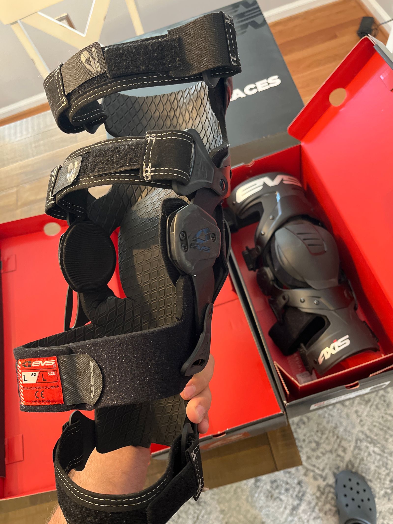 EVS Sports® AXISS-BK-MP - Axis Sport Knee Brace Set (Medium, Black) 