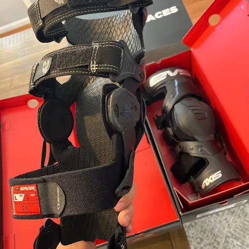 EVS AXIS SPORT KNEE BRACE PAIR - Size L