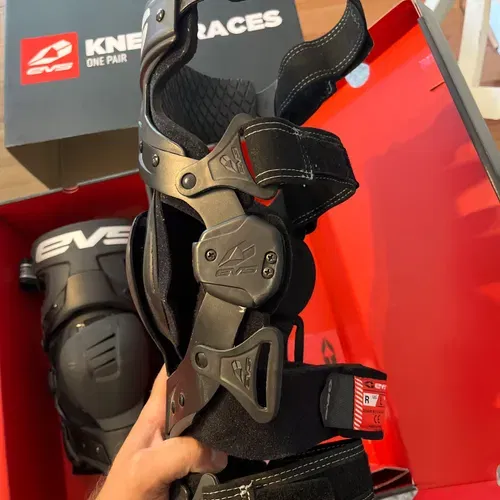 EVS AXIS SPORT KNEE BRACE PAIR - Size L