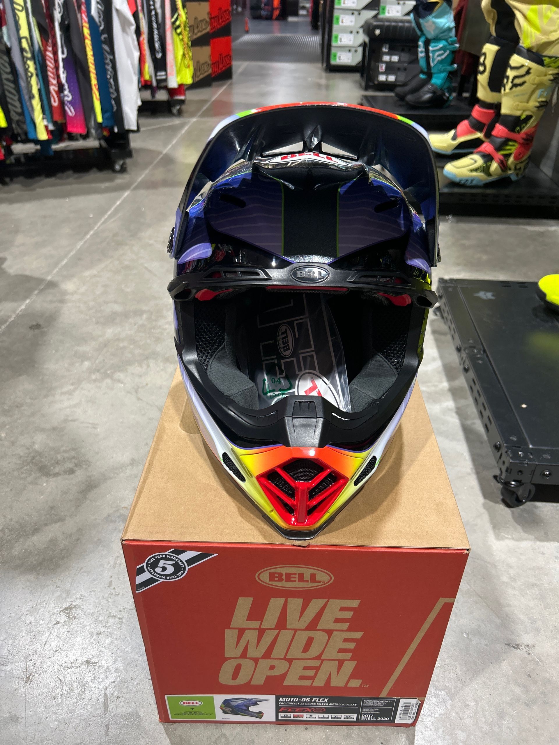 MOTO-9S FLEX COLOR: PRO CIRCUIT REPLICA 23 GLOSS
SILVER/METALLIC FLAKE SIZE S