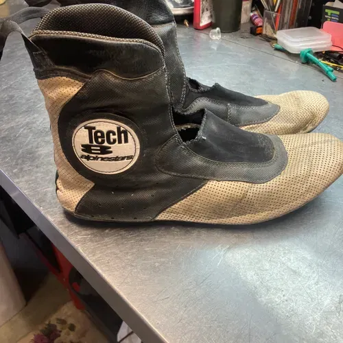 Alpinestars tech hotsell 8 light