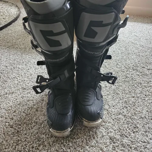 Size 10.5 Gaerne Sg12 Boots
