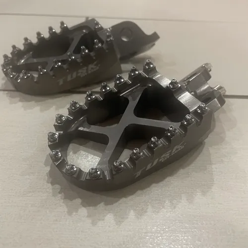 Tusk foot Pegs For KX250 (2023)