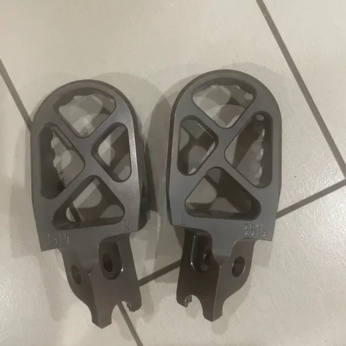 Tusk foot Pegs For KX250 (2023)