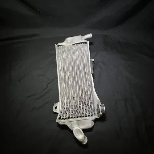 LH radiator Yamaha WR450F WRF450 18-23 WRF250 18-23 YZ250F YZ450F 18-23 OEM BENT
