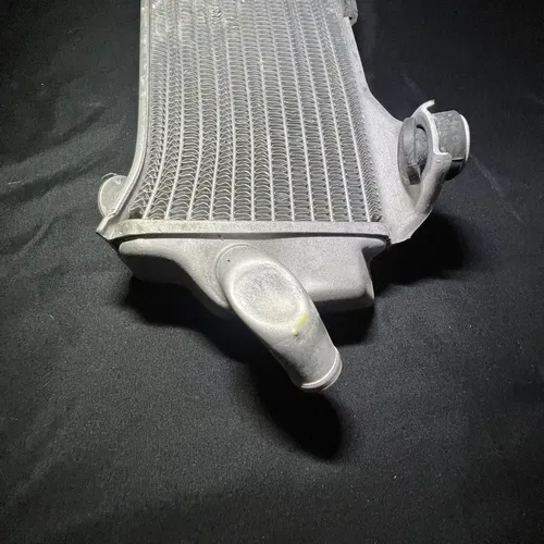 LH radiator Yamaha WR450F WRF450 18-23 WRF250 18-23 YZ250F YZ450F 18-23 OEM BENT