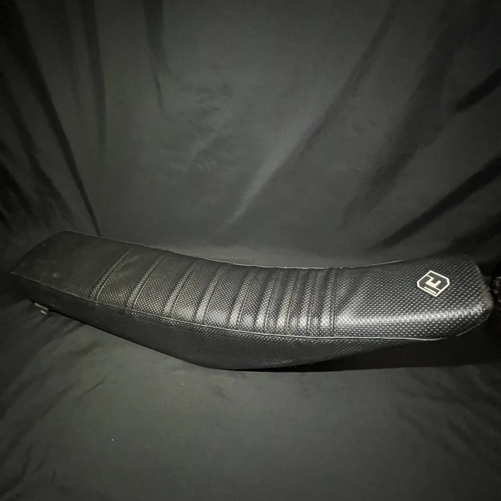 LIKE NEW 2012-2015 Kawasaki KX450F Gripper Seat Saddle Base Foam Cover