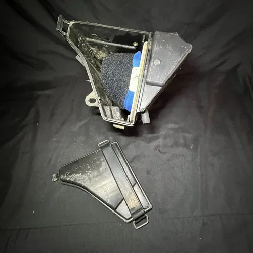 00-23 Yamaha TTR125 TTR 125 Air Box Complete With Strap Air Filter Rubber Fender